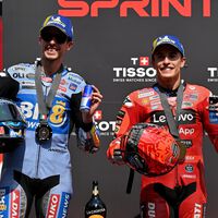 "Mi moto es más vieja". Marc Márquez no para de decir que su Ducati es como la de su hermano, pero Álex Márquez no está de acuerdo 