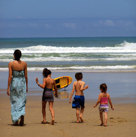 ¿Estás entre los padres que nunca dejaría a sus niños en casa mientras se va de vacaciones?