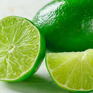 El truco que usan los restaurantes para sacar más jugo de limones y naranjas sin esfuerzo