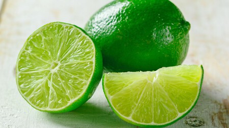 El truco que usan los restaurantes para sacar más jugo de limones y naranjas sin esfuerzo