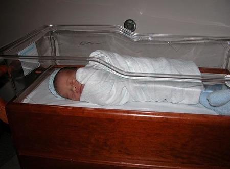 Una mujer roba un bebé del hospital mientras sus padres dormían