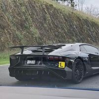 Lo hemos soñado todos, pero solo este chaval va al colegio con un Lamborghini Aventador con la L detrás
