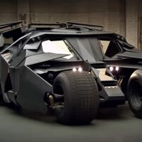 De un coche de calle normalito al monstruo V8 creado a martillazos: la brutal evolución del Batmóvil a lo largo de la historia 