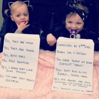 Una madre de gemelas crea una desternillante lista de respuestas para las preguntas que recibe a diario