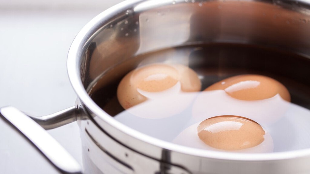 Por qué no hay que olvidar añadir sal al agua al cocer huevos: la ciencia tiene la respuesta