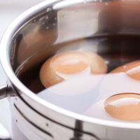 Por qué no puedes olvidarte de echar sal al agua al hervir huevos: la ciencia explica su beneficio en la coagulación