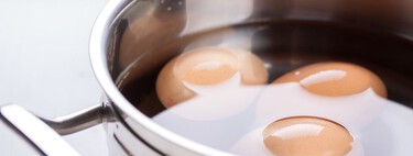 Por qué no puedes olvidarte de echar sal al agua al hervir huevos: la ciencia explica su beneficio en la coagulación