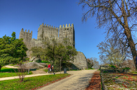 Castillo Guimaraes con niños