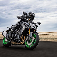 Hace cinco años Kawasaki jubiló su mítica Z1000. Ahora la ha resucitado creando una hermana naked todavía más salvaje