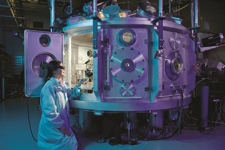 ¿Cómo lograr que haya más mujeres con premio Nobel? Liberándolas del trabajo doméstico