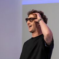 Mark Zuckerberg presentó el futuro de las gafas inteligentes de Meta con unas Ray-Ban con pantalla integrada, aunque su presentación en vivo no estuvo libre de fallos