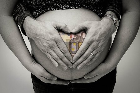 "O nace hoy, o me quedo sin cheque-bebé"
