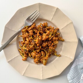 La coliflor más deliciosa se prepara en 15 minutos: el secreto es un glaseado picante que lo cambia todo