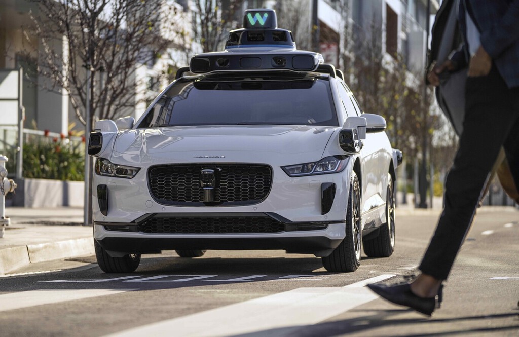 Resulta que en EEUU la gente paga más por no tener taxista. El valor añadido de ir en silencio que Waymo ofrece y le funciona 