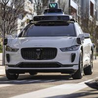 Resulta que en EEUU la gente paga más por no tener taxista. El valor añadido de ir en silencio que Waymo ofrece y le funciona 