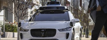 Resulta que en EEUU la gente paga más por no tener taxista. El valor añadido de ir en silencio que Waymo ofrece y le funciona 
