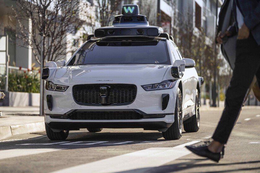 Resulta que en EEUU la gente paga más por no tener taxista. El valor añadido de ir en silencio que Waymo ofrece y le funciona