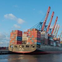 A la crisis de los microchips se le une un nuevo problema industrial: cada vez es más caro mover mercancías en barco 