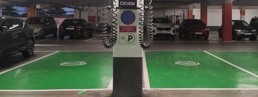 Le prohíben aparcar su coche eléctrico en el parking de un hospital. El motivo: el miedo a que se incendie
