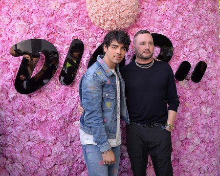 Kim Jones reúne a un séquito de celebridades para su debut en Dior Homme en París