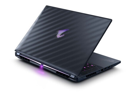 Aorus Master 16 P008