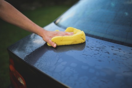 Cómo lavar el coche rápida y dignamente en un lavado con mangueras a presión