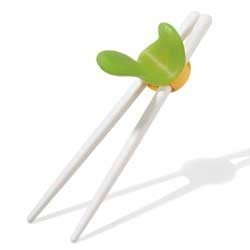 Enseñar al niño a comer con palillos