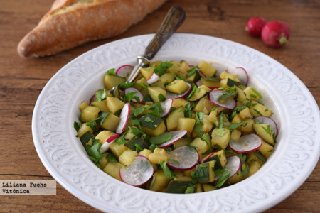 Ensalada tempada de calabacín al miso y hierbas. Receta saludable