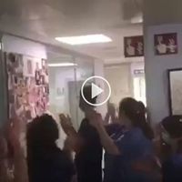 Retiran la respiración mecánica a un bebé de cuatro meses ingresado por coronavirus en Málaga, y los sanitarios lo celebran con un emotivo aplauso