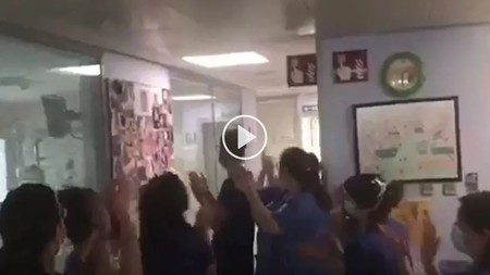 Retiran la respiración mecánica a un bebé de cuatro meses ingresado por coronavirus en Málaga, y los sanitarios lo celebran con un emotivo aplauso