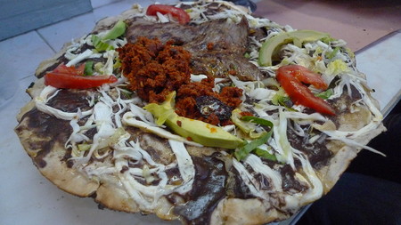 Tlayuda oaxaqueña de tasajo con chapulines. Receta fácil