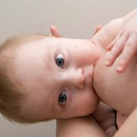 La leche materna contiene más de 200 moléculas de azúcares naturales diferentes