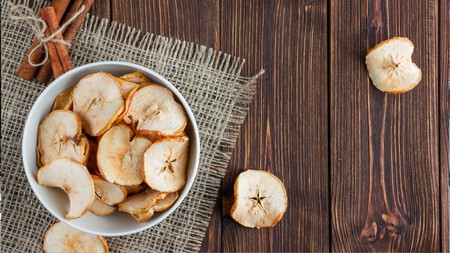 La función olvidada de la freidora de aire que puede cambiar la forma en que la usas: sirve para deshidratar o secar alimentos