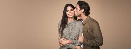Hasta un 60% de descuento en una selección de prendas de temporada de Cortefiel para hombre y mujer: camisas, vestidos, zapatillas y más