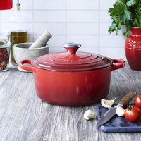 Amazon ha rebajado la Cocotte Le Creuset de 18 centímetros de diámetro a un precio irresistible: 98,20 euros con envío gratis