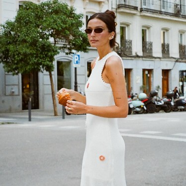 Las nuevas sandalias planas híper elegantes y cómodas de Zara que levantan un look como si fuera taconazos 