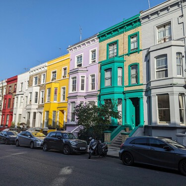 El barrio más famoso de Londres se convirtió en un parque de atracciones. Lo han pintado de negro para echar a los turistas