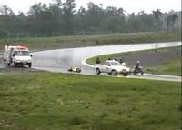 Finge un desmayo en carrera tras una caída para forzar la bandera roja