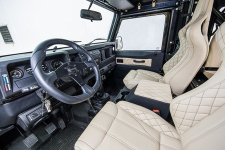 Este Land Rover Defender esconde un secreto: monta un motor Chevrolet V8 LS3