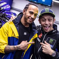 La apuesta de Lewis Hamilton por un equipo de MotoGP no solo está casi hecha, sino que tendrá ayuda de un pez gordo de la F1 