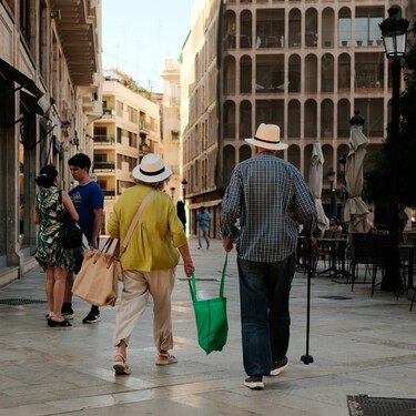 De gran capacidad, con seis ruedas y asiento incorporado: así es el carrito de la compra que toda abuela (y abuelo) agradecerá 