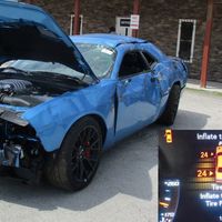 Exterior destrozado, motor intacto: a la venta un Dodge Challenger SRT Hellcat con solo 30 kilómetros