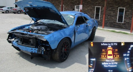 Exterior destrozado, motor intacto: a la venta un Dodge Challenger SRT Hellcat con solo 30 kilómetros