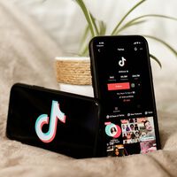 Cada vez más jóvenes usan su móvil para ver vídeos de salud mental en TikTok: los más virales son también falsos