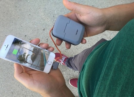 Chargestand es a la vez soporte, cargador y batería portátil para nuestros smartphones