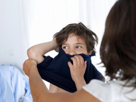 Esos padres que hacen de mayordomos para acabar antes que si lo hicieran sus hijos