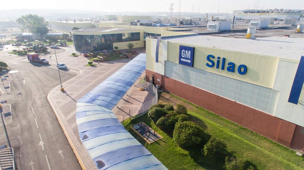 GM cerrará temporalmente tres fábricas de México por escasez de chips: plantas de Silao, Ramos Arizpe y SLP detendrán su producción