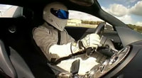 The Stig al volante del Bugatti Veyron en el circuito de Top Gear