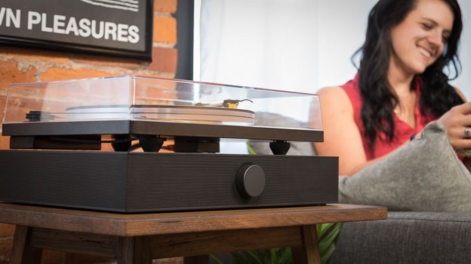 Spinbase es una base de sonido pensada para acompañar a tu giradiscos o a un pequeño televisor