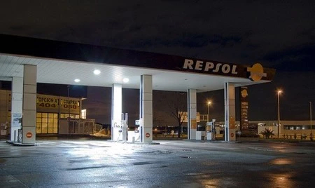 Gasolina y gasóleo siguen bajando precios, pero no llegan al euro menos por litro 